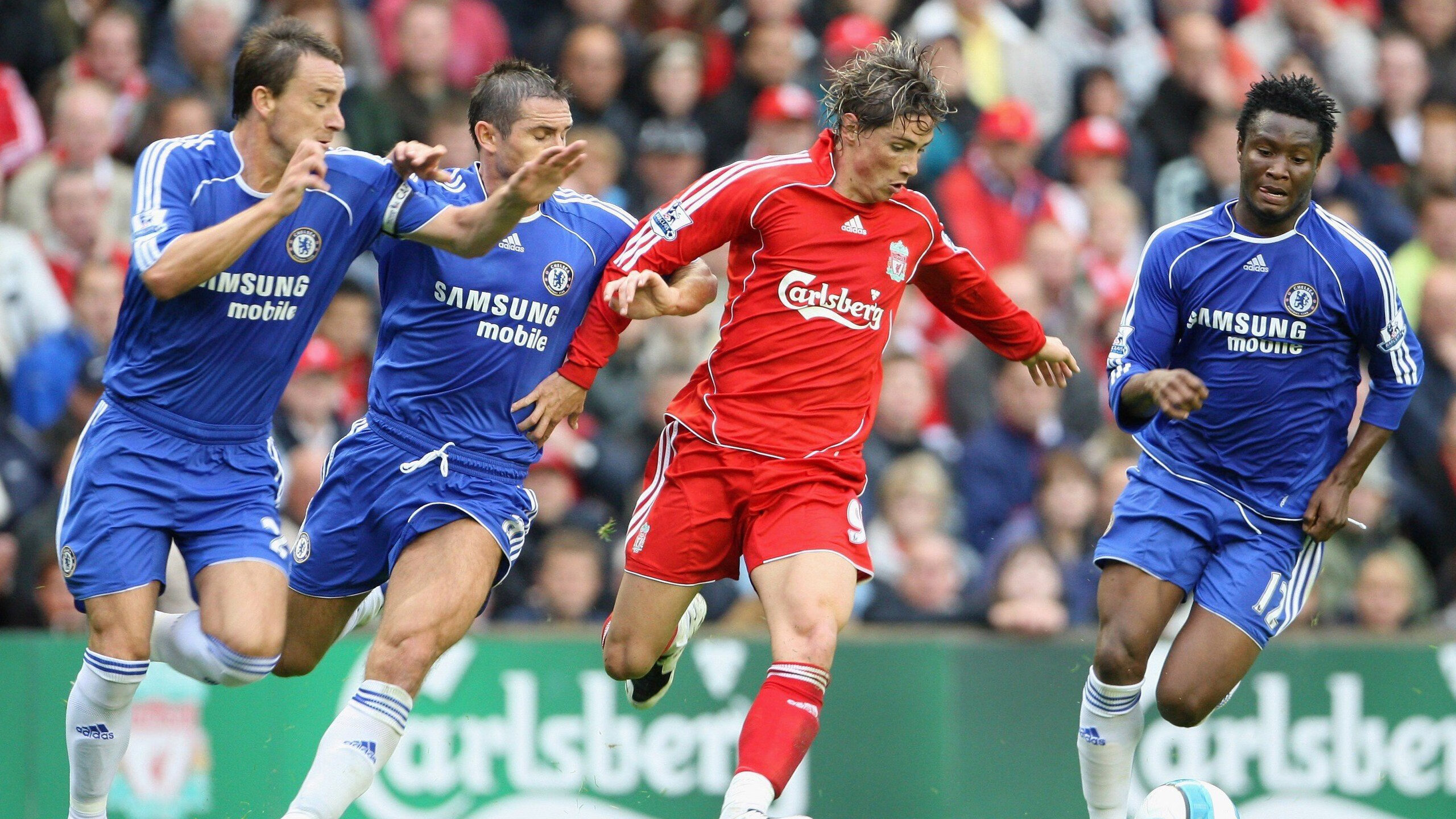 法甲豪门采取“拉边+高压”战术，打乱对方节奏